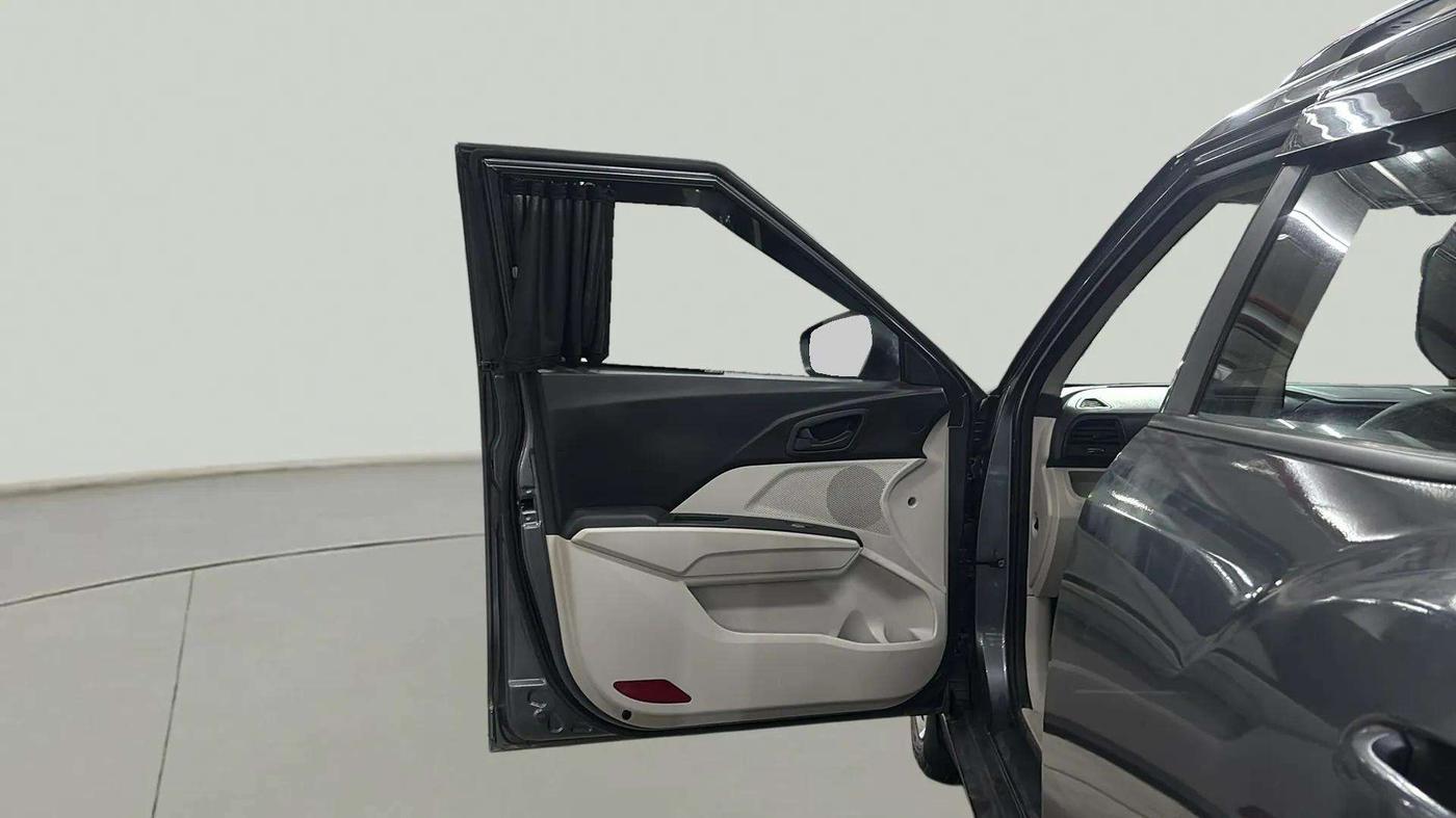 2022 Mahindra XUV300 W6 1.2 PETROL, Petrol, Manual, 47,484 km, LHS Front Door