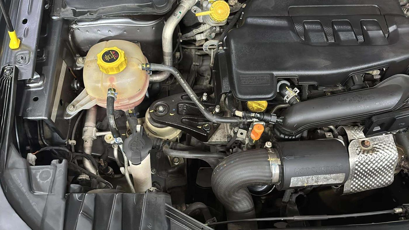 2022 Mahindra XUV300 W6 1.2 PETROL, Petrol, Manual, 47,484 km, Engine View - Right