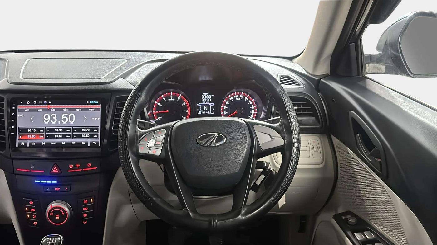 2022 Mahindra XUV300 W6 1.2 PETROL, Petrol, Manual, 47,484 km, Steering Wheel Close Up