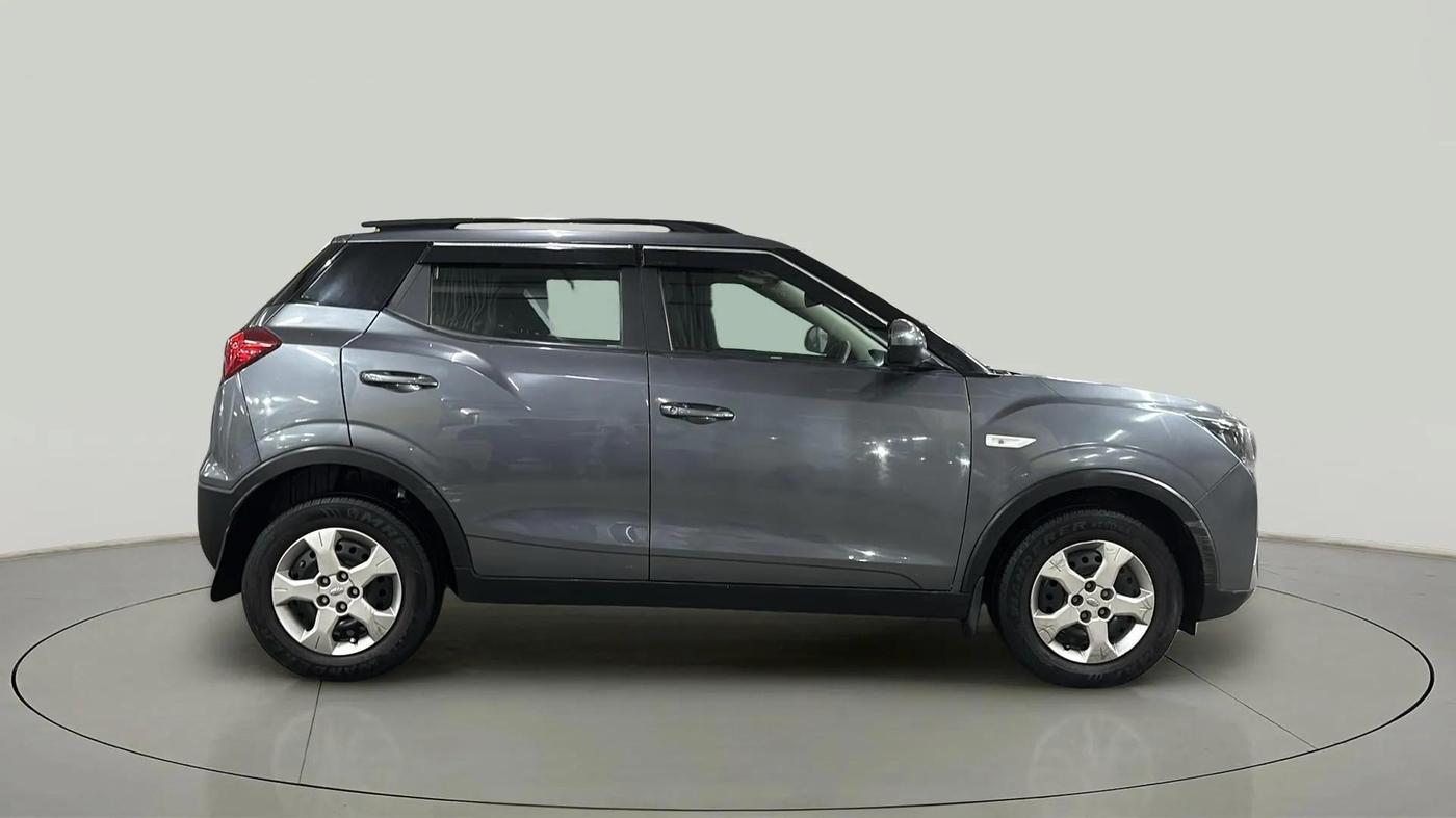 2022 Mahindra XUV300 W6 1.2 PETROL, Petrol, Manual, 47,484 km, Right Side View