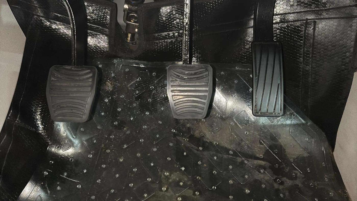 2022 Mahindra XUV300 W6 1.2 PETROL, Petrol, Manual, 47,484 km, Pedals