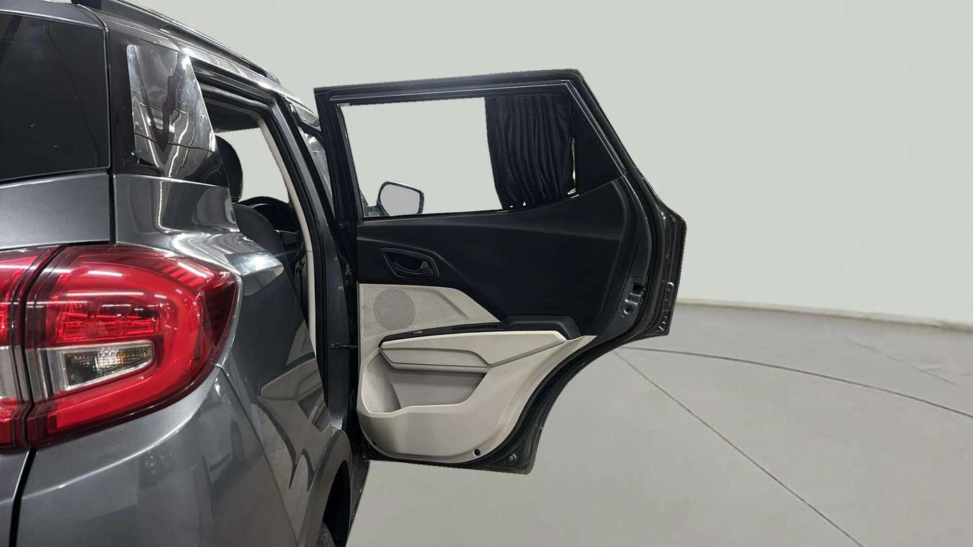 2022 Mahindra XUV300 W6 1.2 PETROL, Petrol, Manual, 47,484 km, RHS Rear Door