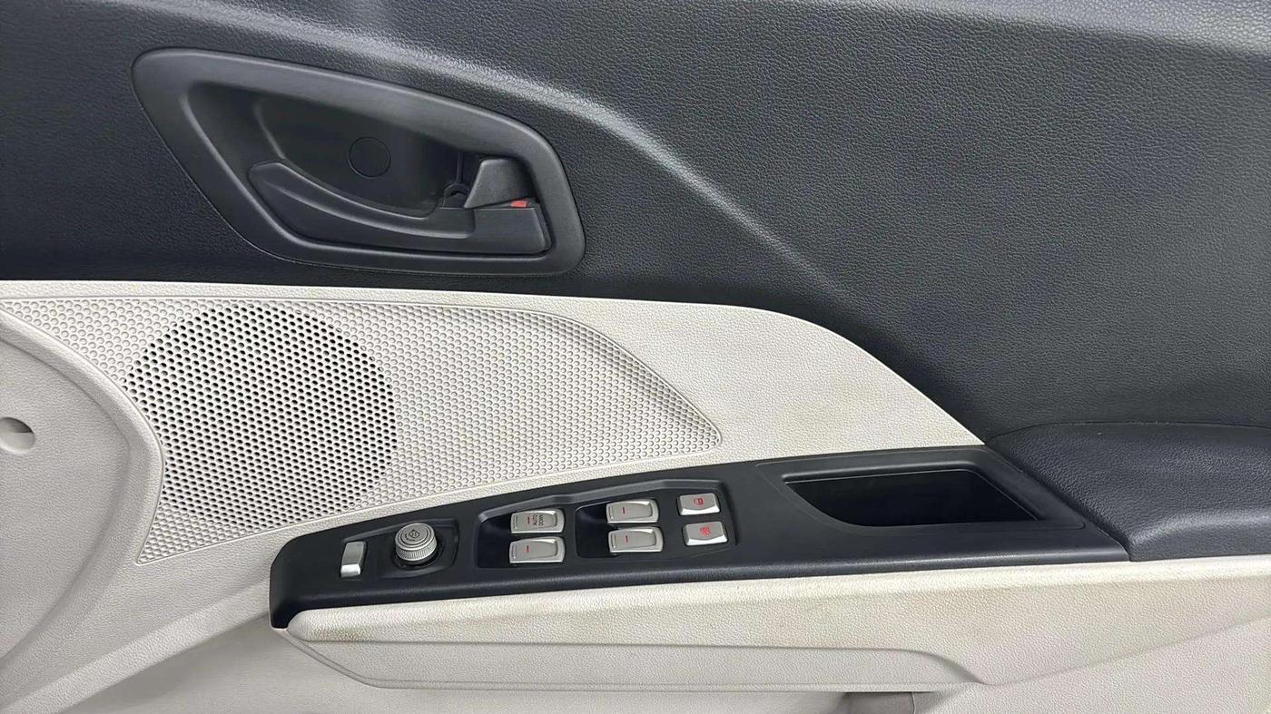 2022 Mahindra XUV300 W6 1.2 PETROL, Petrol, Manual, 47,484 km, Driver Side Door Panels Control