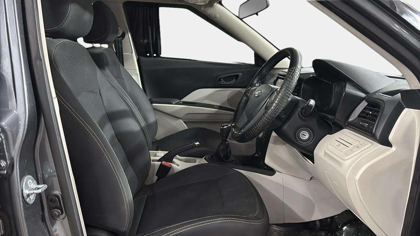 2022 Mahindra XUV300 W6 1.2 PETROL, Petrol, Manual, 47,484 km, Right Side Front Door Cabin
