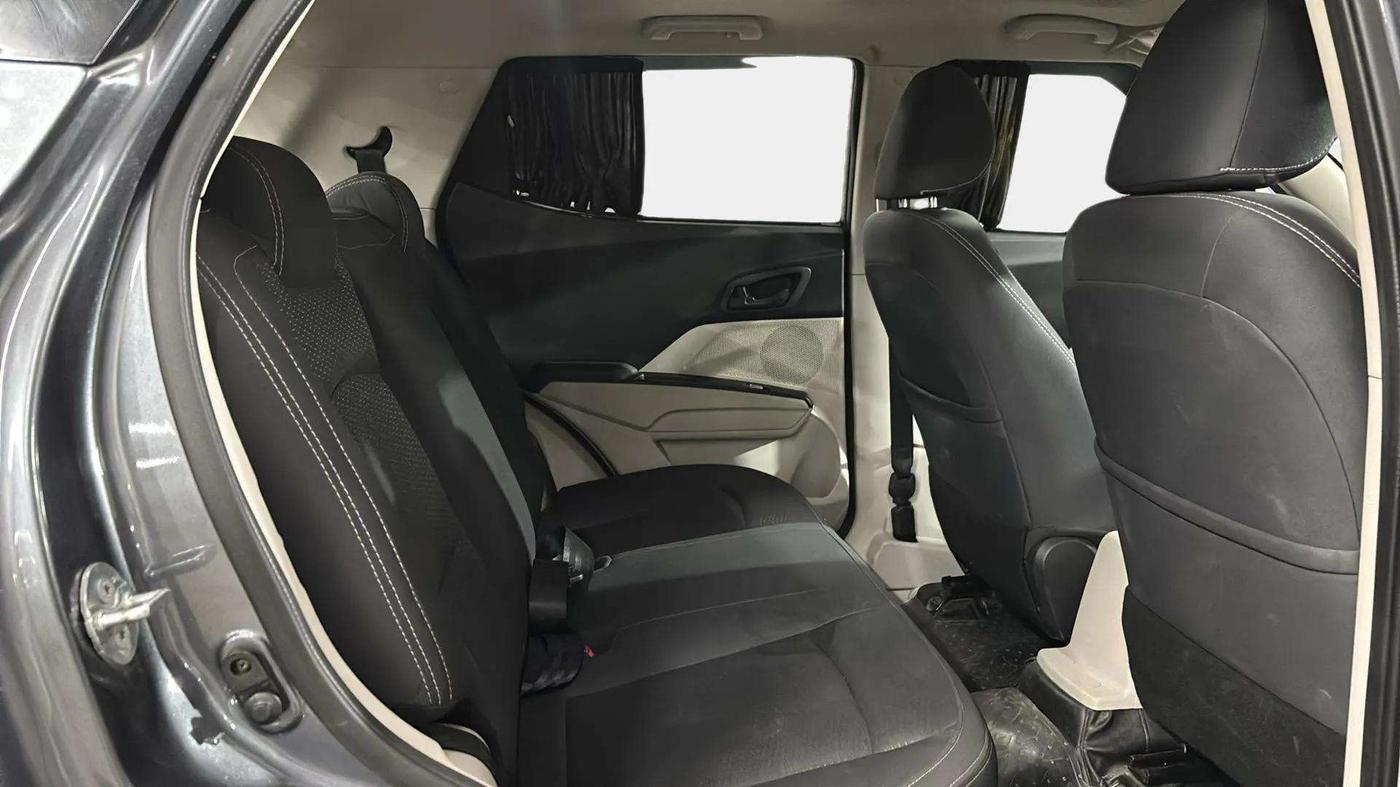 2022 Mahindra XUV300 W6 1.2 PETROL, Petrol, Manual, 47,484 km, Right Side Rear Door Cabin