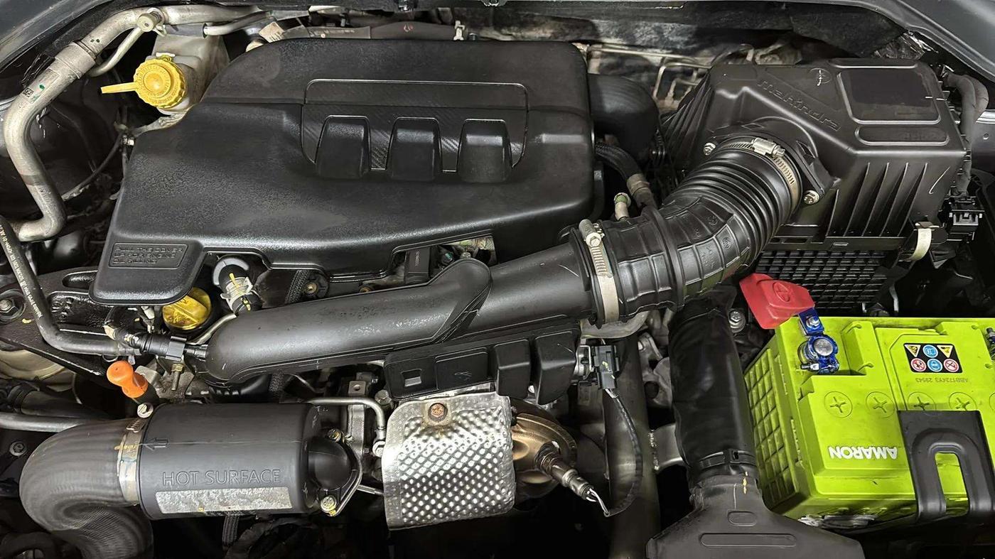 2022 Mahindra XUV300 W6 1.2 PETROL, Petrol, Manual, 47,484 km, Engine View
