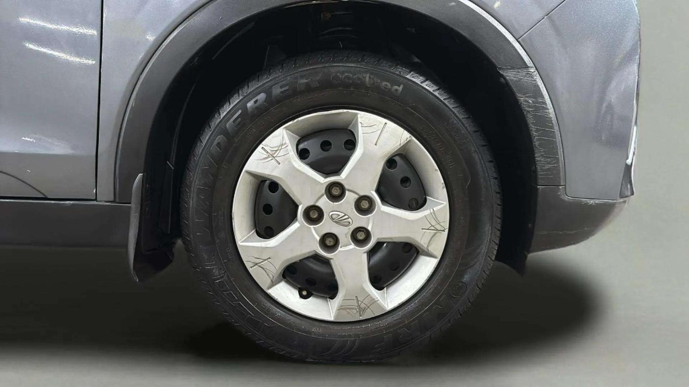 2022 Mahindra XUV300 W6 1.2 PETROL, Petrol, Manual, 47,484 km, Right Front Wheel