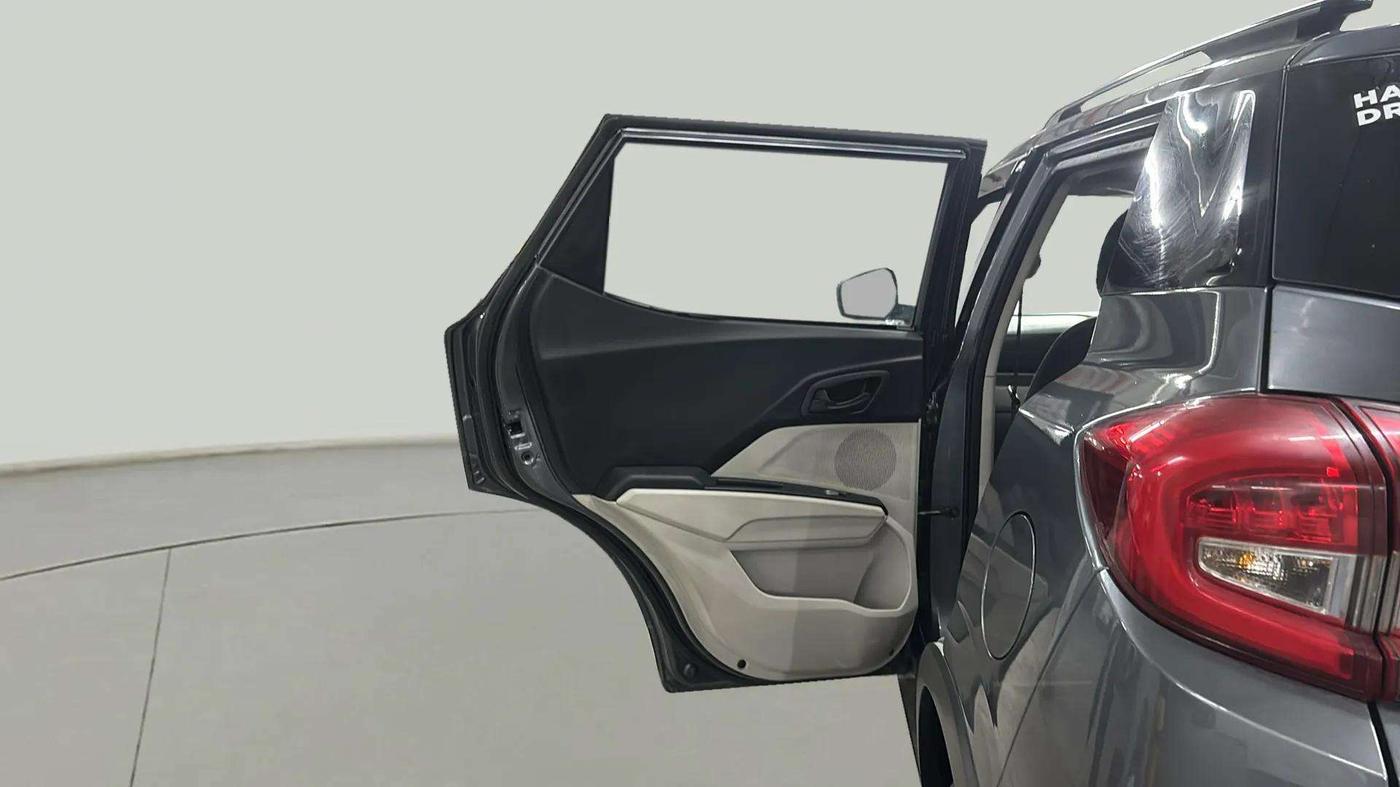 2022 Mahindra XUV300 W6 1.2 PETROL, Petrol, Manual, 47,484 km, LHS Rear Door