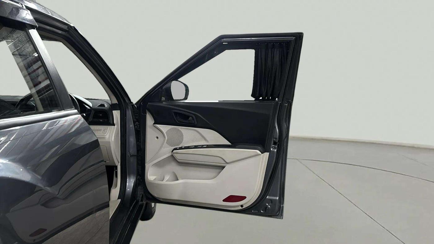 2022 Mahindra XUV300 W6 1.2 PETROL, Petrol, Manual, 47,484 km, RHS Front Door