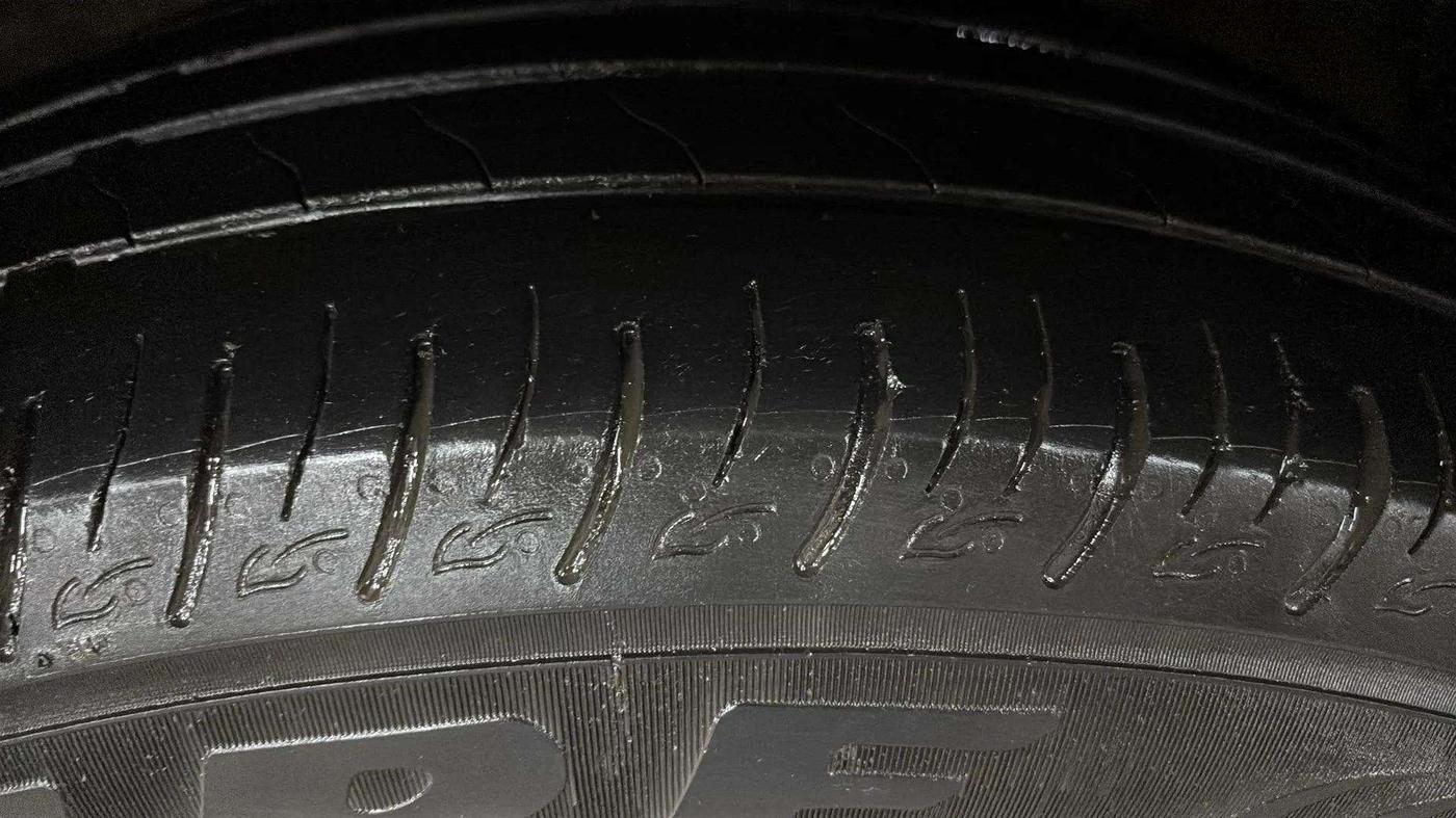 2022 Mahindra XUV300 W6 1.2 PETROL, Petrol, Manual, 47,484 km, Left Front Tyre Tread