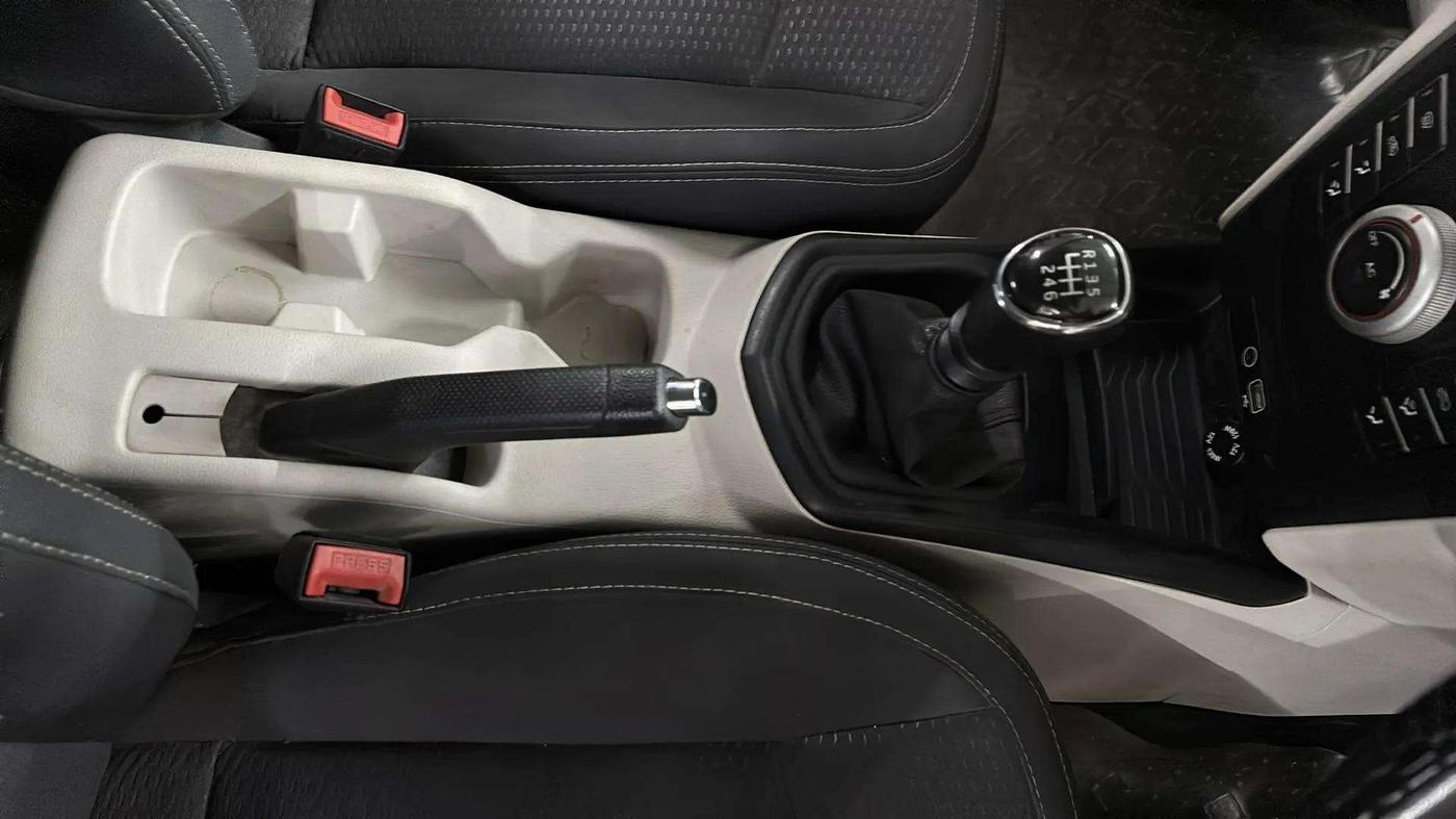 2022 Mahindra XUV300 W6 1.2 PETROL, Petrol, Manual, 47,484 km, Gear Lever