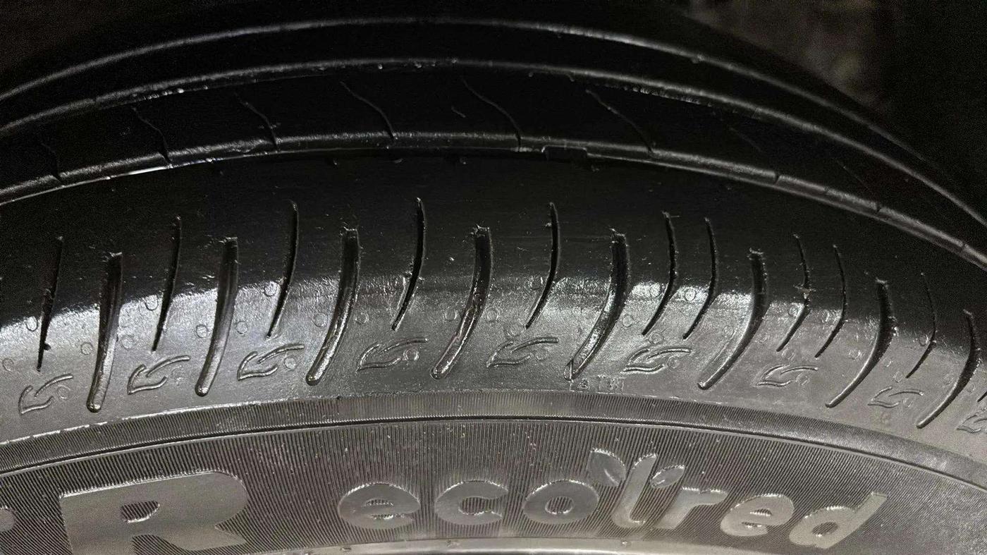 2022 Mahindra XUV300 W6 1.2 PETROL, Petrol, Manual, 47,484 km, Right Front Tyre Tread
