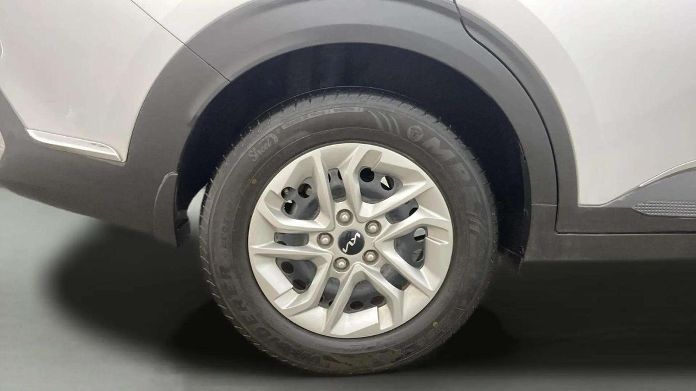2023 KIA CARENS PRESTIGE 1.4 PETROL 7 STR, Petrol, Manual, 13,379 km, Right Rear Wheel