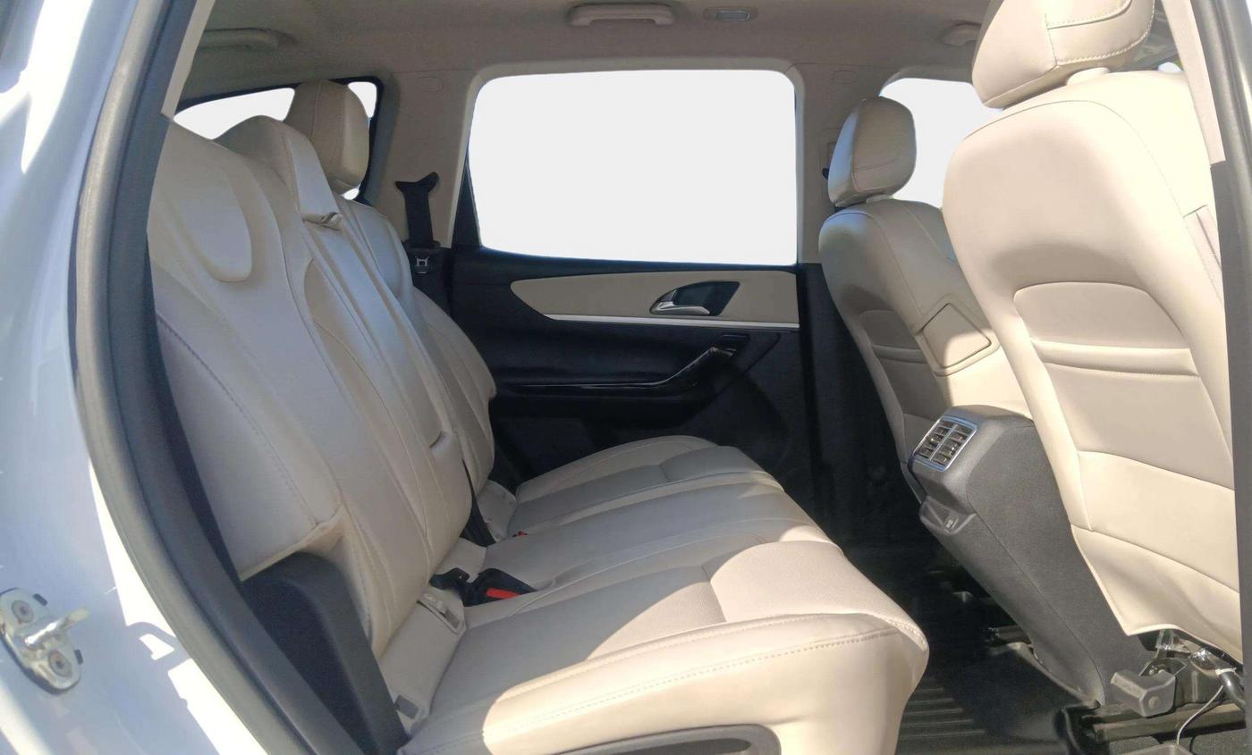 2022 Mahindra XUV700 AX 7 D AT 7 STR, Diesel, Automatic, 24,581 km, Right Side Rear Door Cabin