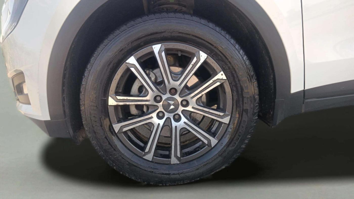2022 Mahindra XUV700 AX 7 D AT 7 STR, Diesel, Automatic, 24,581 km, Left Front Wheel