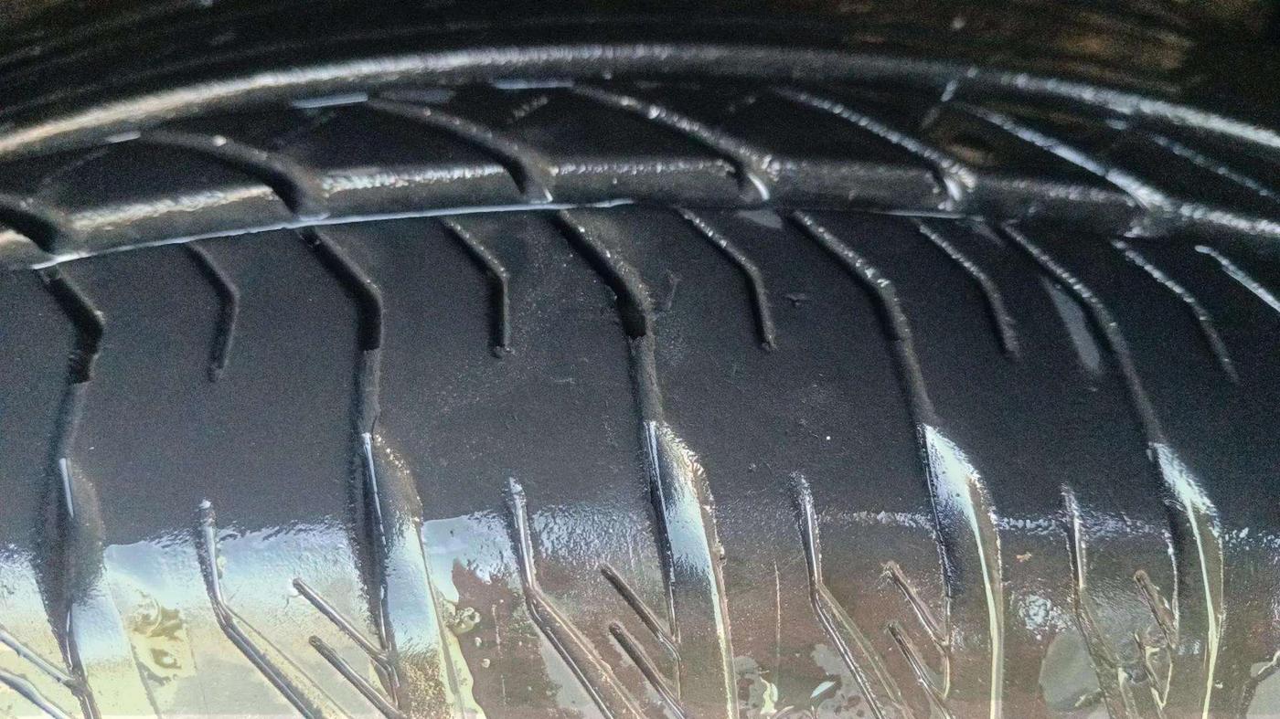2022 Mahindra XUV700 AX 7 D AT 7 STR, Diesel, Automatic, 24,581 km, Right Front Tyre Tread