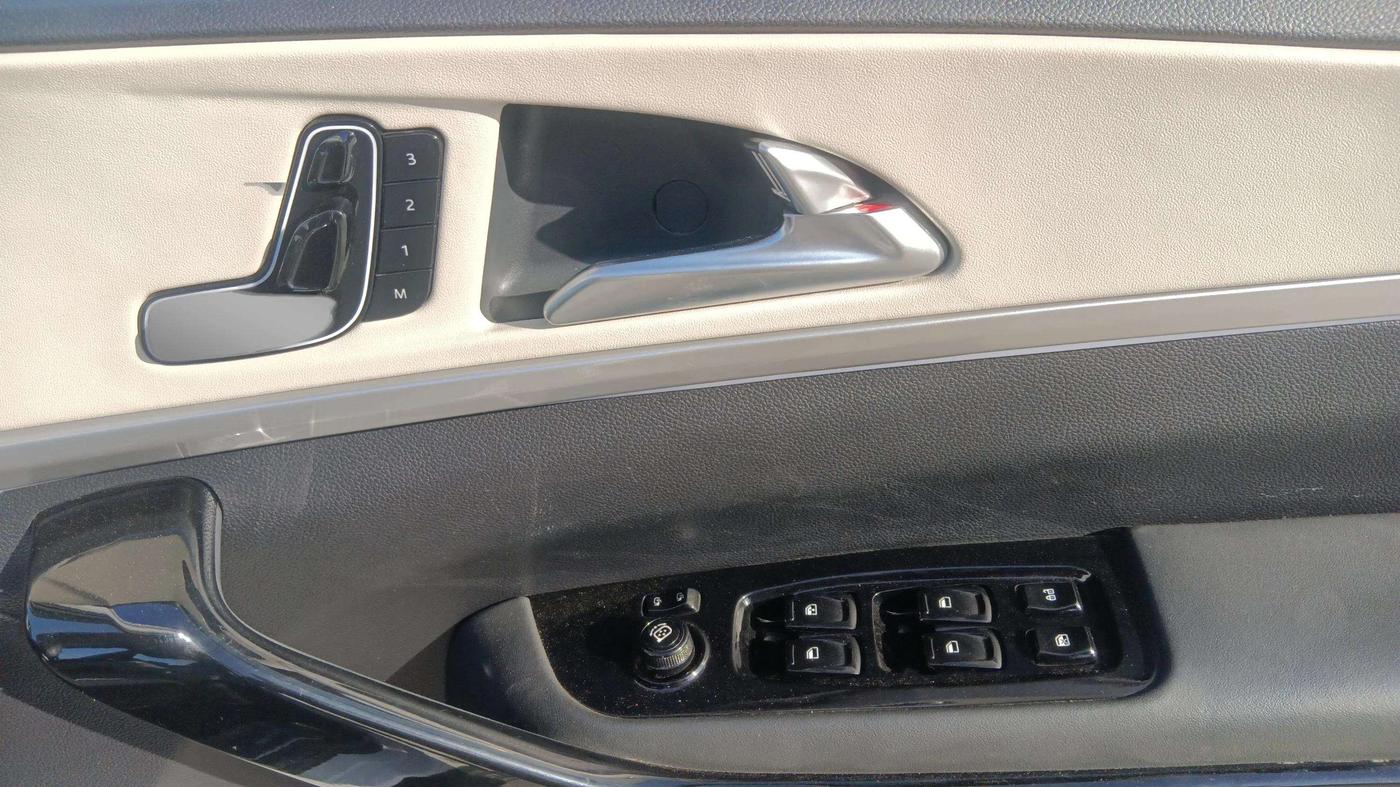 2022 Mahindra XUV700 AX 7 D AT 7 STR, Diesel, Automatic, 24,581 km, Driver Side Door Panels Control