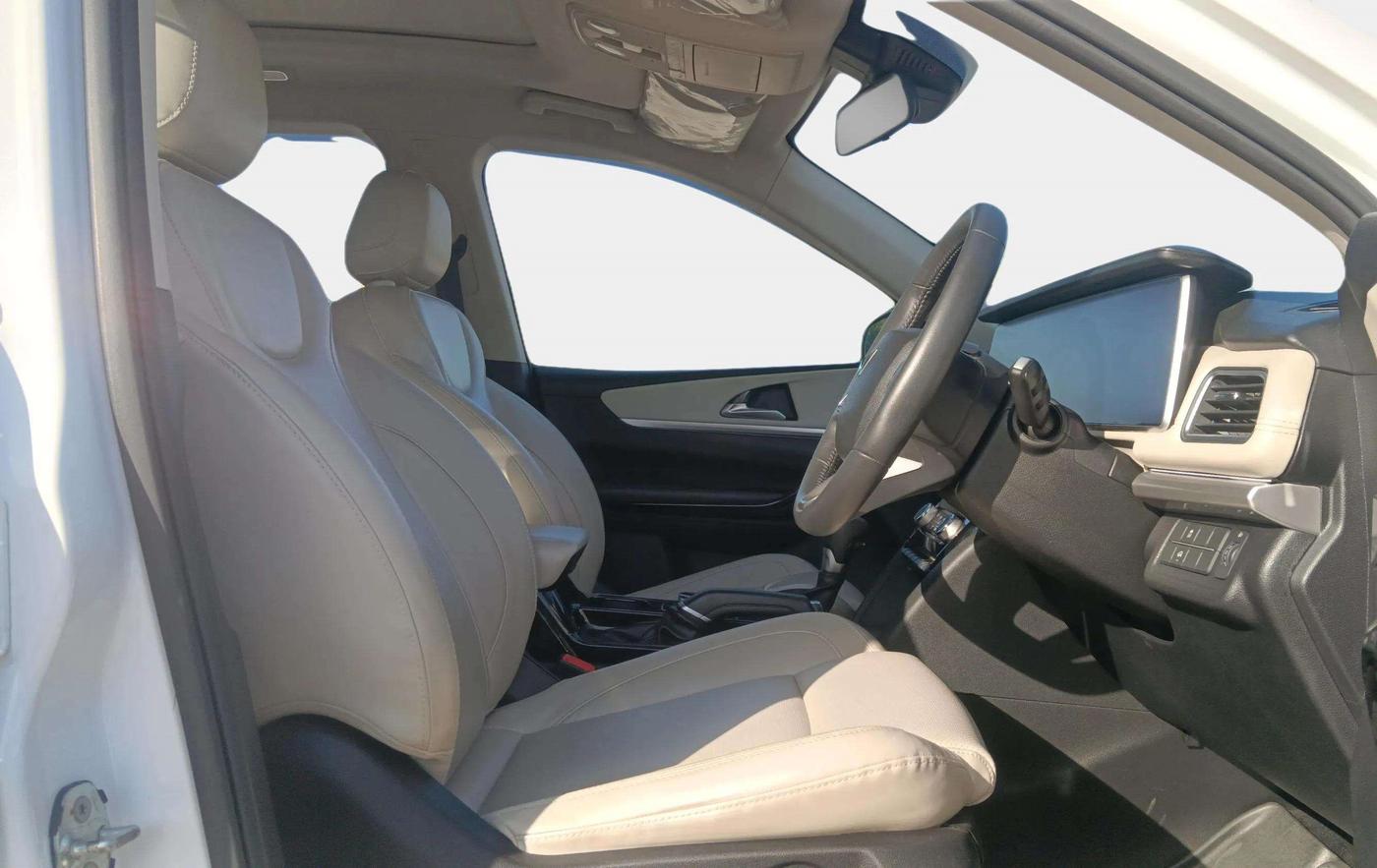 2022 Mahindra XUV700 AX 7 D AT 7 STR, Diesel, Automatic, 24,581 km, Right Side Front Door Cabin