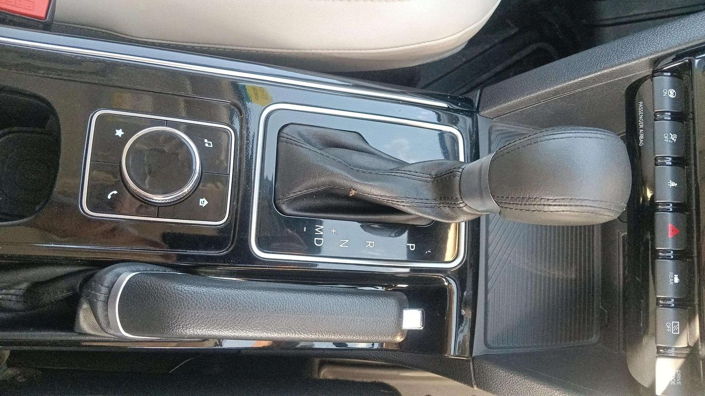 2022 Mahindra XUV700 AX 7 D AT 7 STR, Diesel, Automatic, 24,581 km, Gear Lever