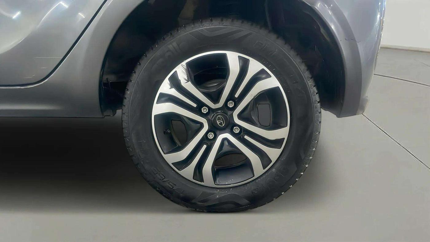 2024 Tata Tiago  XZA Plus CNG, CNG, Automatic, 12,733 km, Left Rear Wheel