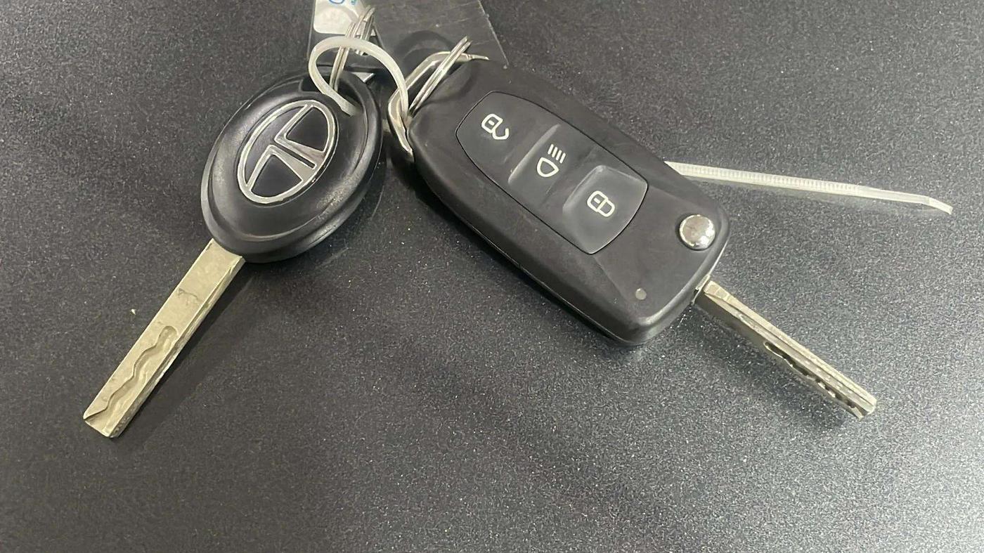 2024 Tata Tiago  XZA Plus CNG, CNG, Automatic, 12,733 km, Key Close Up
