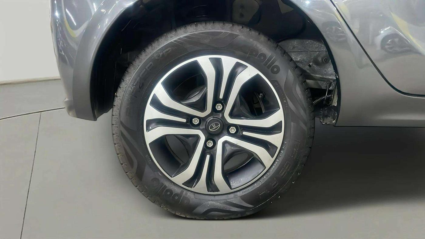 2024 Tata Tiago  XZA Plus CNG, CNG, Automatic, 12,733 km, Right Rear Wheel
