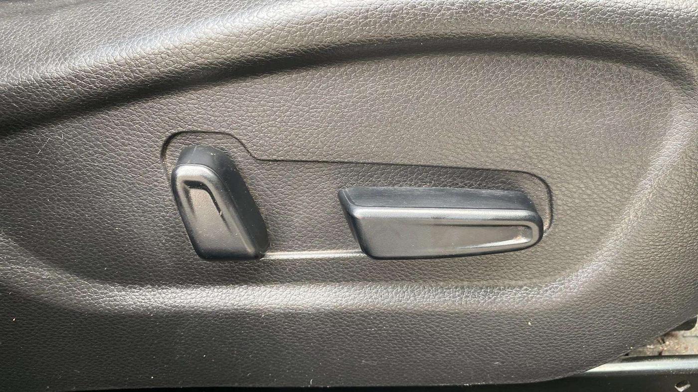 2021 KIA SELTOS GTX PLUS 1.4 PETROL DCT DUAL TONE, Petrol, Automatic, 24,223 km, Driver Side Adjustment Panel