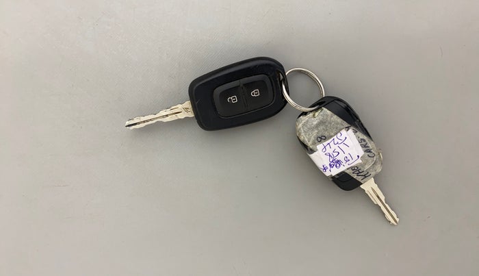 2020 Renault TRIBER RXL AMT, Petrol, Automatic, 40,441 km, Key Close Up