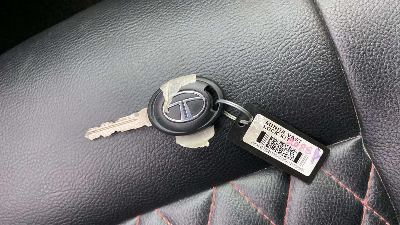 2017 Tata Tiago XZ PETROL, Petrol, Manual, 1,00,019 km, Key Close Up