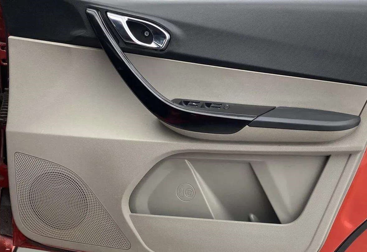 2017 Tata Tiago XZ PETROL, Petrol, Manual, 1,00,019 km, Driver Side Door Panels Control