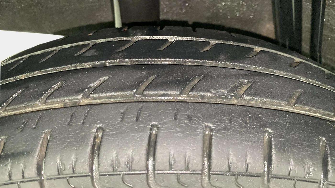 2018 Renault Kwid RXT 1.0 AMT (O), Petrol, Automatic, 49,120 km, Right Rear Tyre Tread