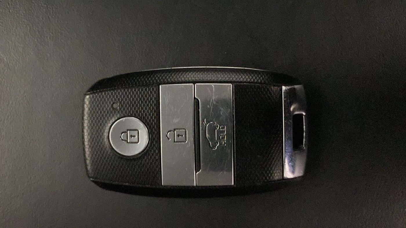 2022 KIA CARENS PRESTIGE PLUS 1.4 PETROL 7 STR, Petrol, Manual, 32,951 km, Key Close Up