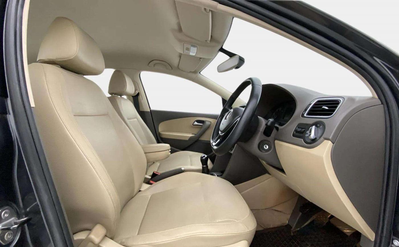 2016 Volkswagen Vento HIGHLINE 1.6 MPI, Petrol, Manual, 42,034 km, Right Side Front Door Cabin