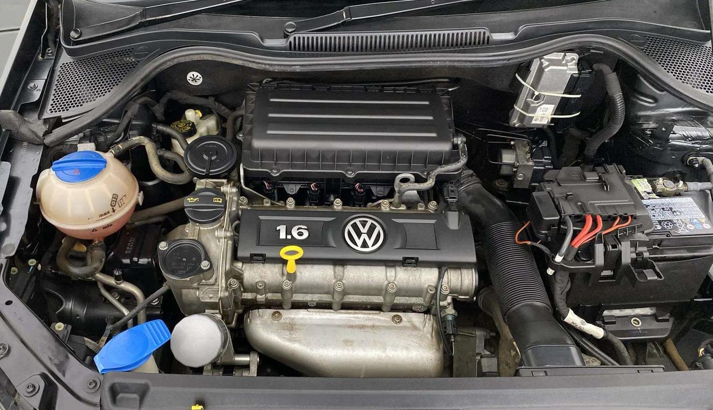 2016 Volkswagen Vento HIGHLINE 1.6 MPI, Petrol, Manual, 42,034 km, Engine View - Right