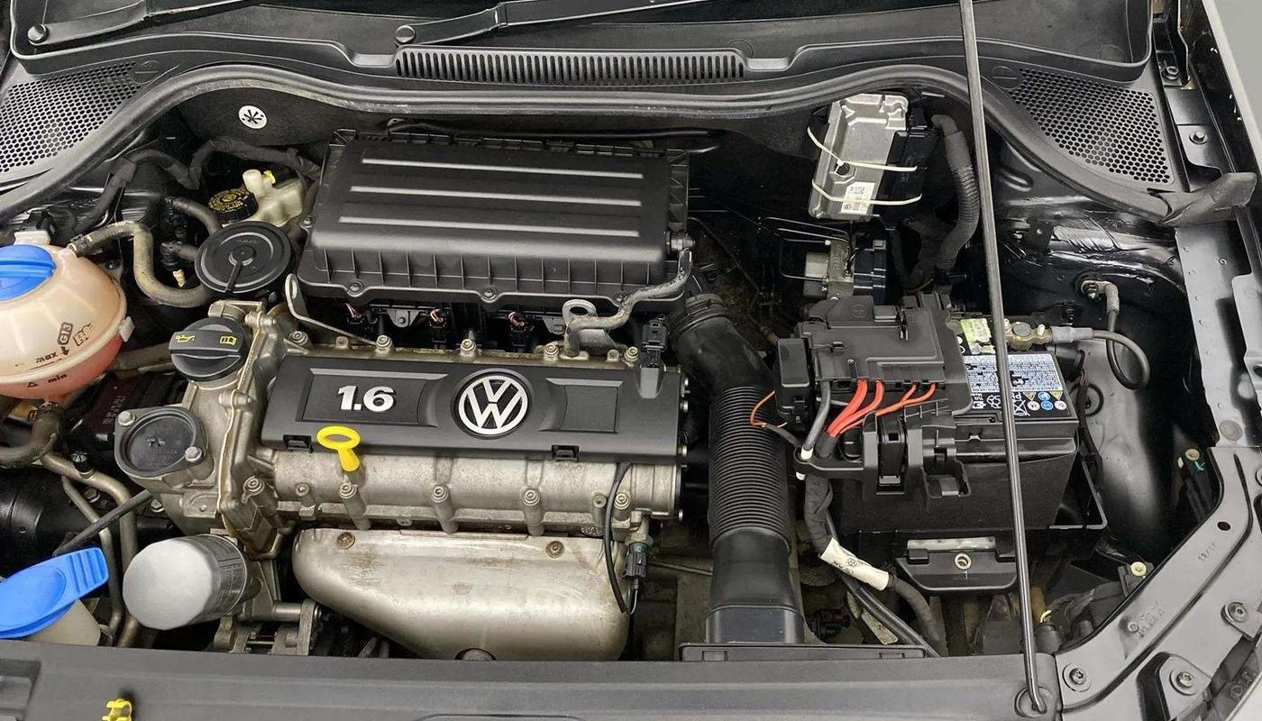2016 Volkswagen Vento HIGHLINE 1.6 MPI, Petrol, Manual, 42,034 km, Engine View - Left