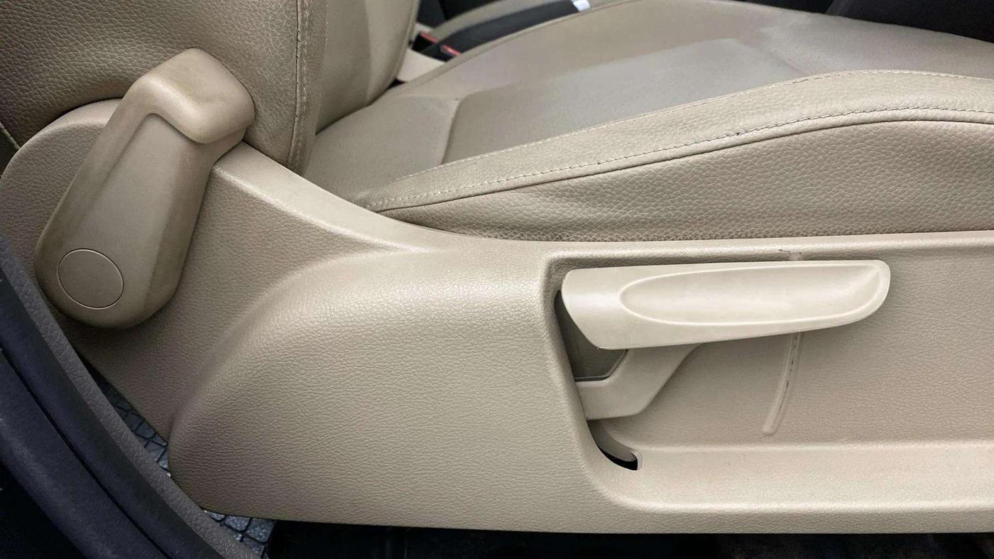 2016 Volkswagen Vento HIGHLINE 1.6 MPI, Petrol, Manual, 42,034 km, Driver Side Adjustment Panel
