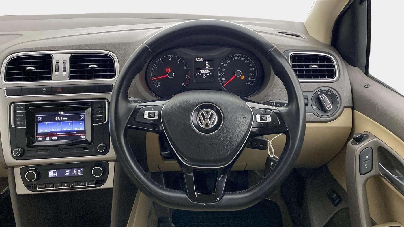 2016 Volkswagen Vento HIGHLINE 1.6 MPI, Petrol, Manual, 42,034 km, Steering Wheel Close Up
