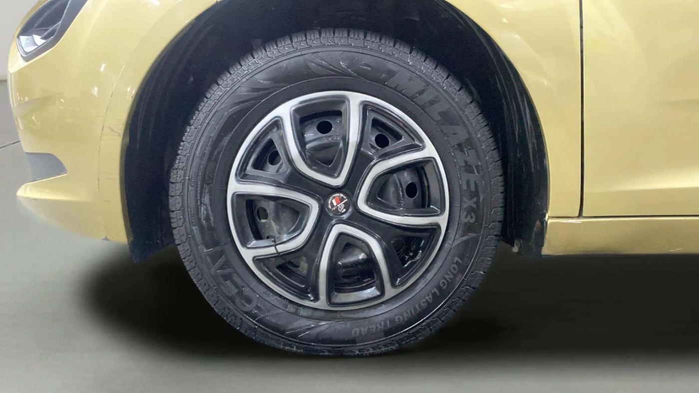 2020 Tata ALTROZ XE PETROL, Petrol, Manual, 40,482 km, Left Front Wheel