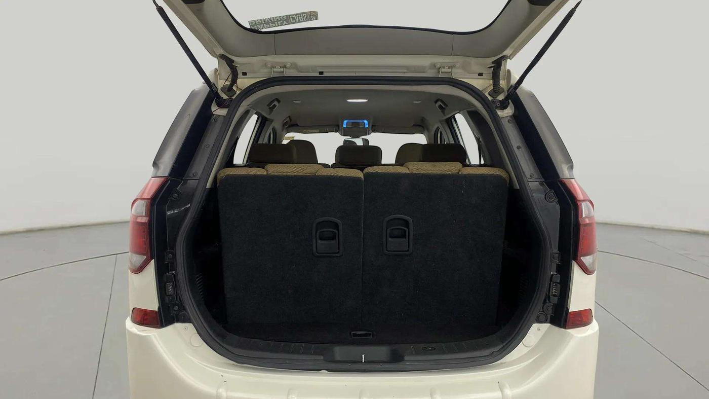 2021 Mahindra XUV500 W7 AT, Diesel, Automatic, 39,696 km, Boot Inside