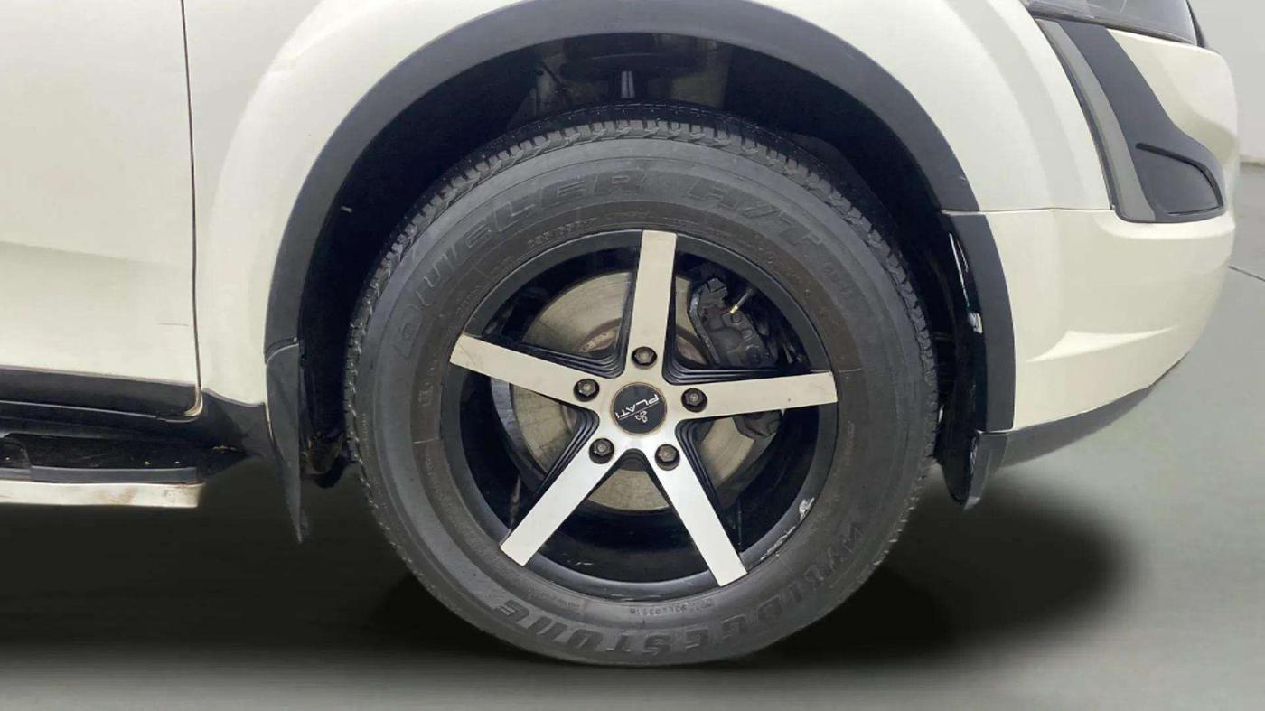 2021 Mahindra XUV500 W7 AT, Diesel, Automatic, 39,696 km, Right Front Wheel