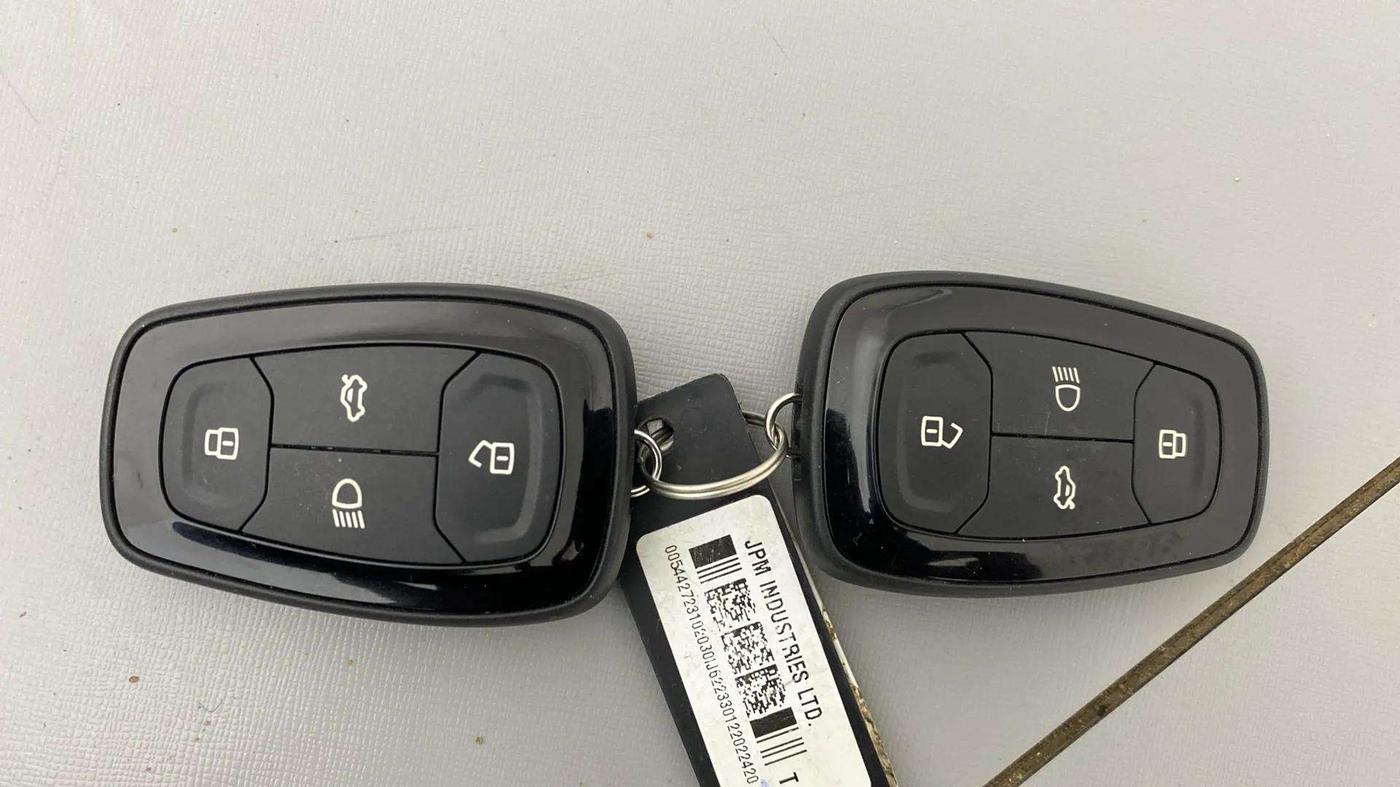 2022 Tata PUNCH CREATIVE AMT 1.2 RTN DUAL TONE, Petrol, Automatic, 3,729 km, Key Close Up