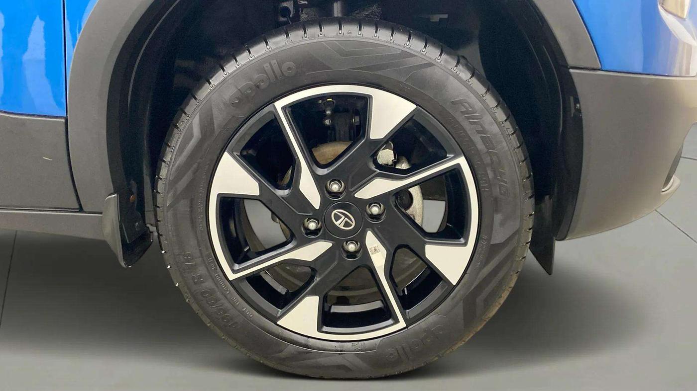 2022 Tata PUNCH CREATIVE AMT 1.2 RTN DUAL TONE, Petrol, Automatic, 3,729 km, Right Front Wheel