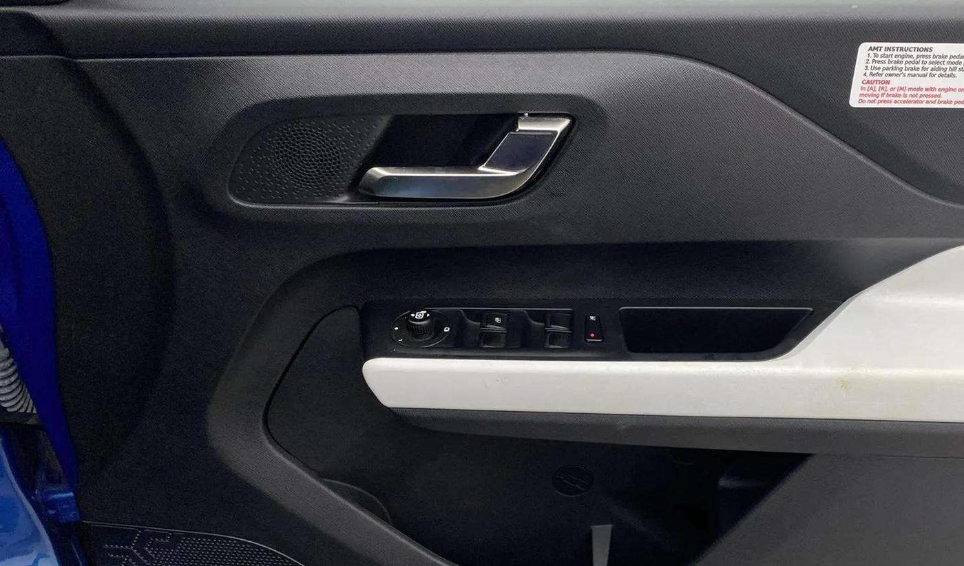 2022 Tata PUNCH CREATIVE AMT 1.2 RTN DUAL TONE, Petrol, Automatic, 3,729 km, Driver Side Door Panels Control