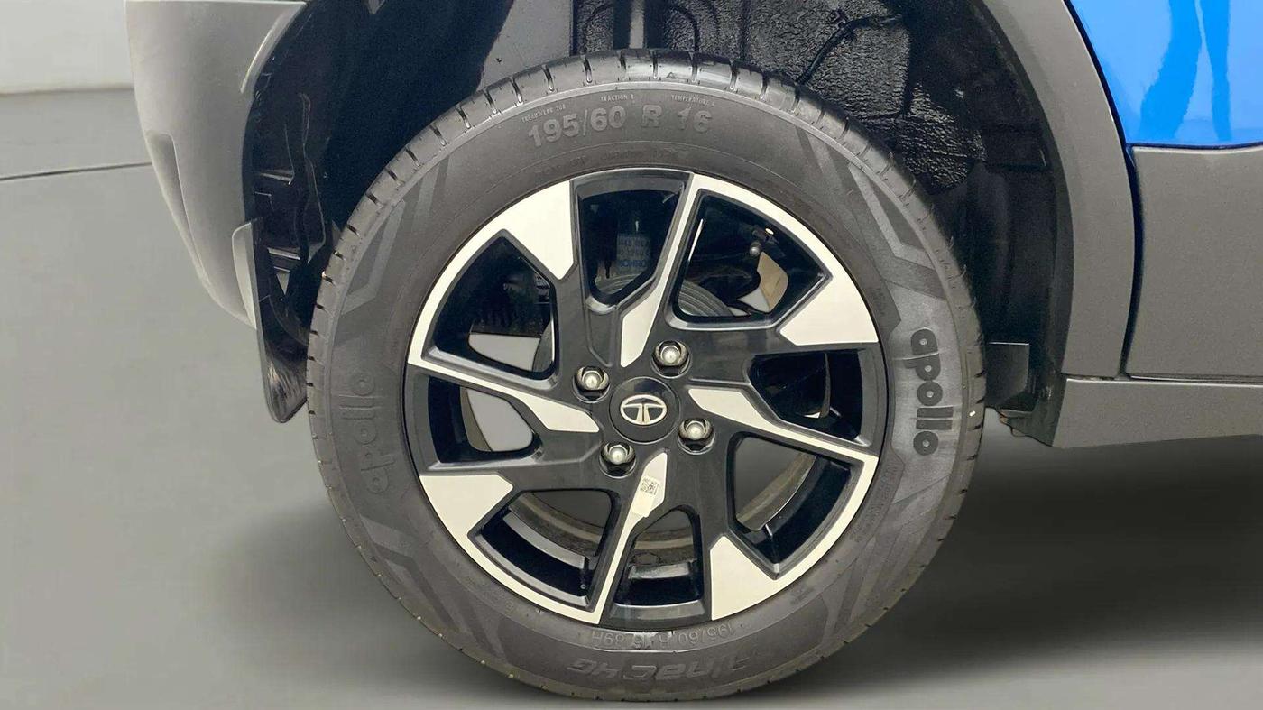 2022 Tata PUNCH CREATIVE AMT 1.2 RTN DUAL TONE, Petrol, Automatic, 3,729 km, Right Rear Wheel