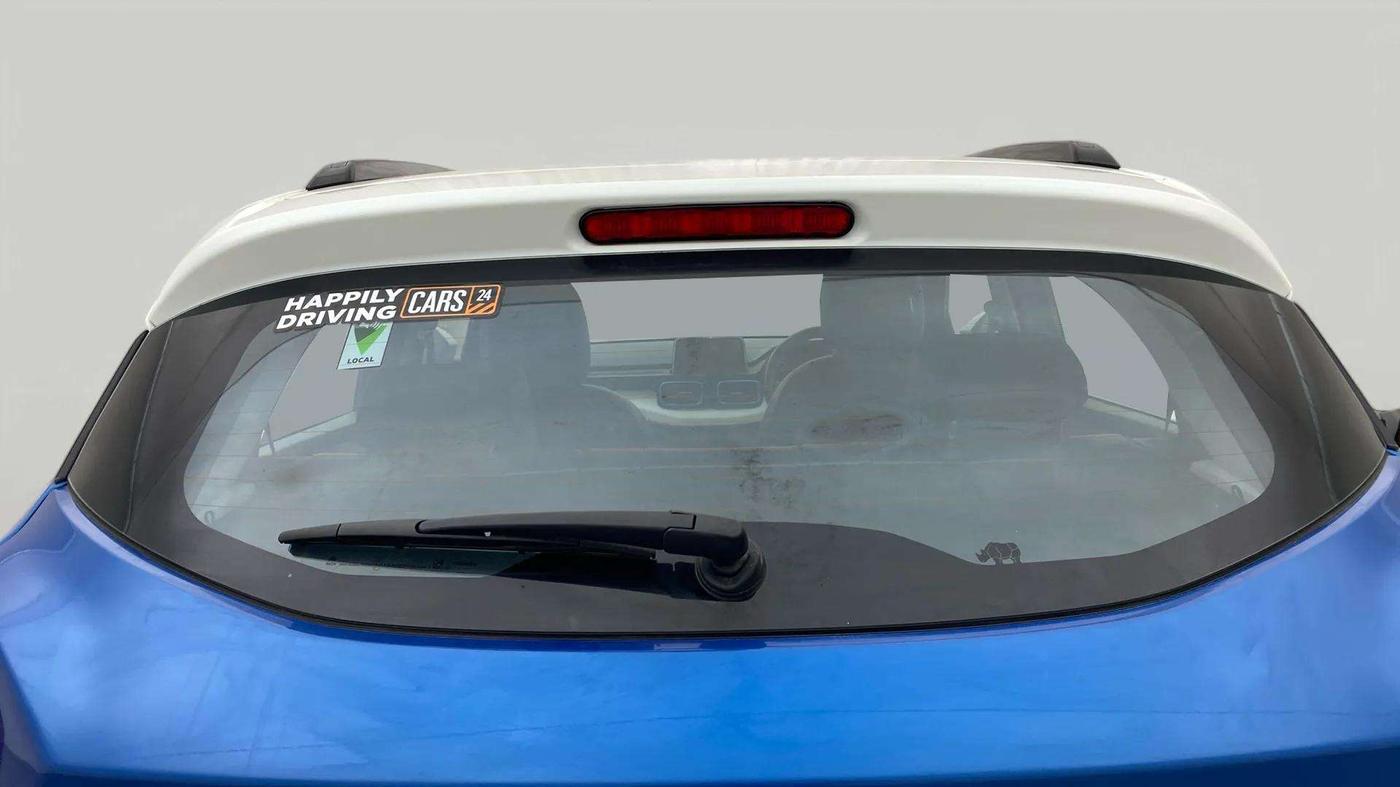 2022 Tata PUNCH CREATIVE AMT 1.2 RTN DUAL TONE, Petrol, Automatic, 3,729 km, Rear Windshield