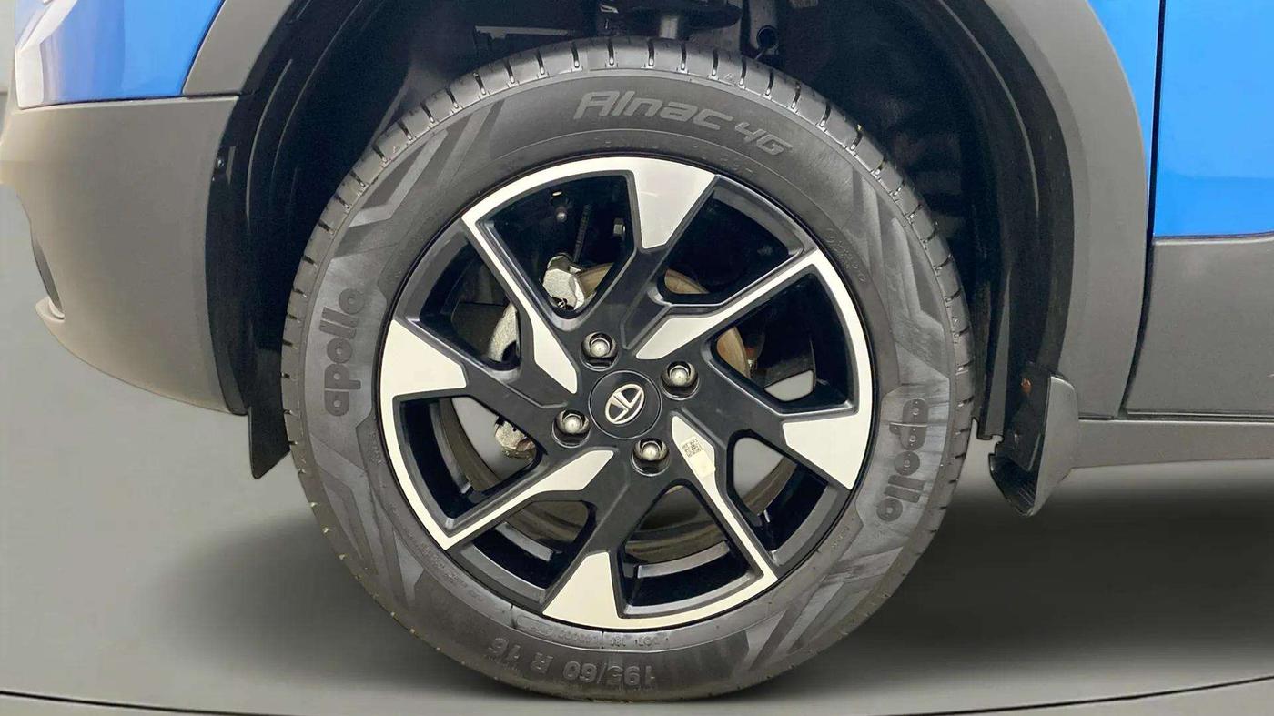 2022 Tata PUNCH CREATIVE AMT 1.2 RTN DUAL TONE, Petrol, Automatic, 3,729 km, Left Front Wheel