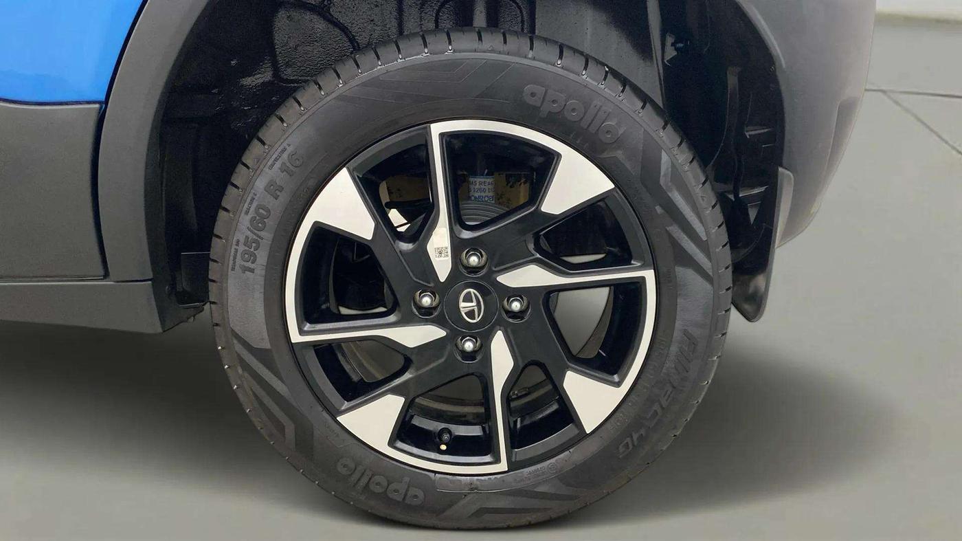 2022 Tata PUNCH CREATIVE AMT 1.2 RTN DUAL TONE, Petrol, Automatic, 3,729 km, Left Rear Wheel