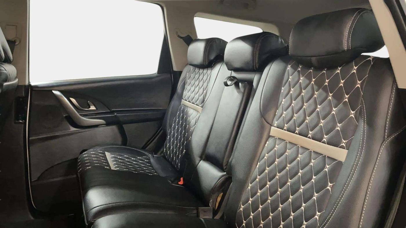 2018 Mahindra XUV500 W7, Diesel, Manual, 91,800 km, Right Side Rear Door Cabin