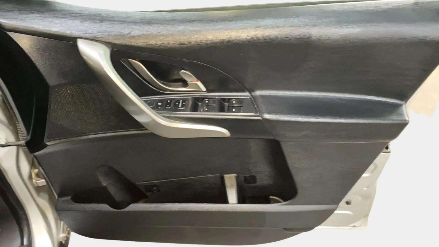 2018 Mahindra XUV500 W7, Diesel, Manual, 91,800 km, Driver Side Door Panels Control