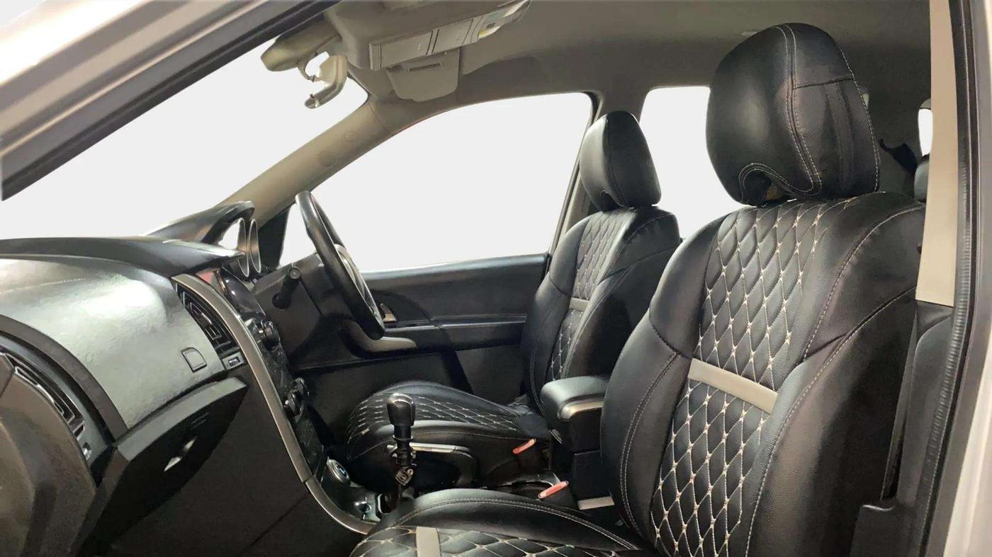 2018 Mahindra XUV500 W7, Diesel, Manual, 91,800 km, Right Side Front Door Cabin